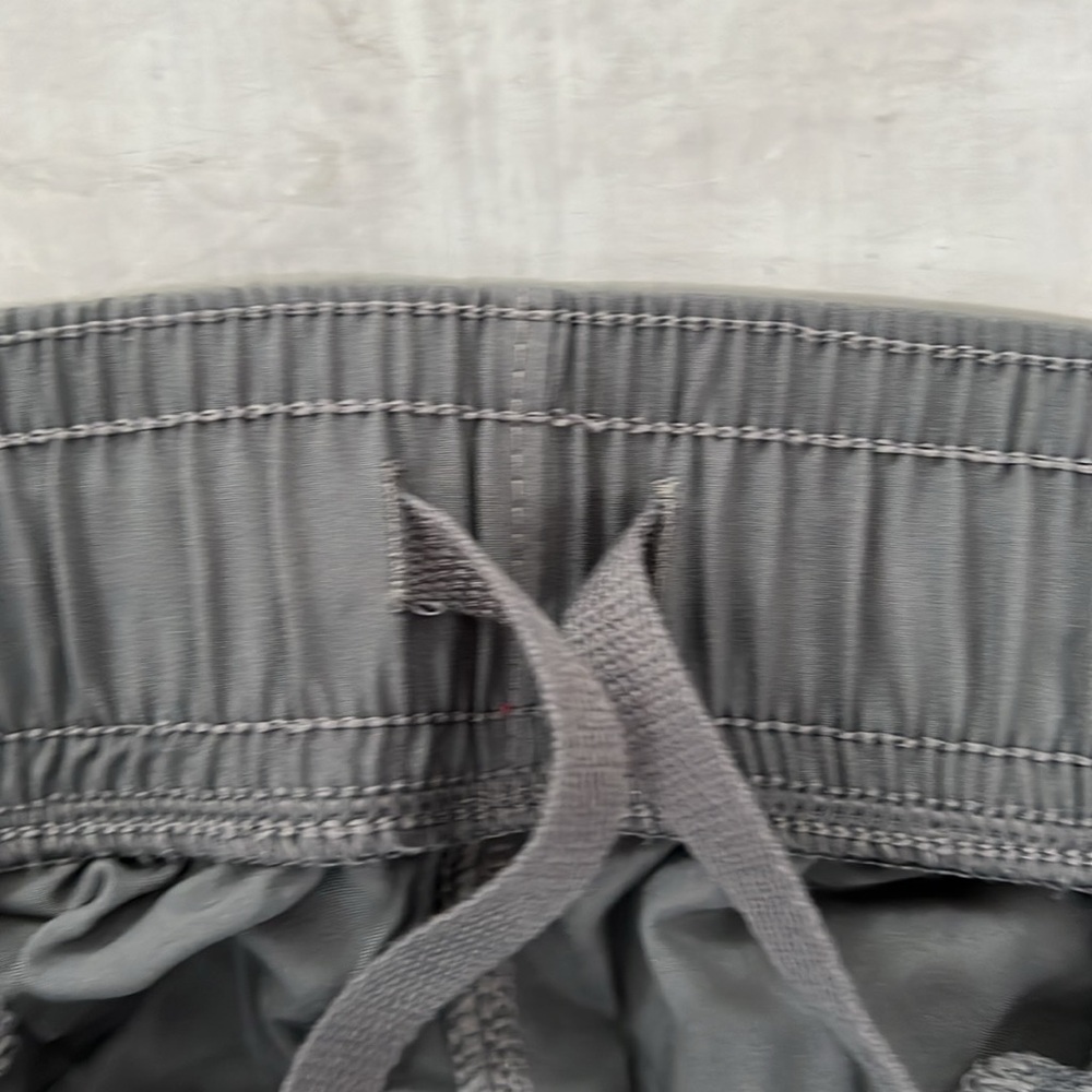 NWT Under Armour pitch gray/black woven graphic short, men’s M - Picture 7 of 8
